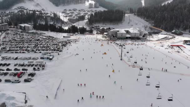 Aerial view on Lot of People Skiing on Ski Slopes near Ski Lifts on Ski Resort — Stock videók