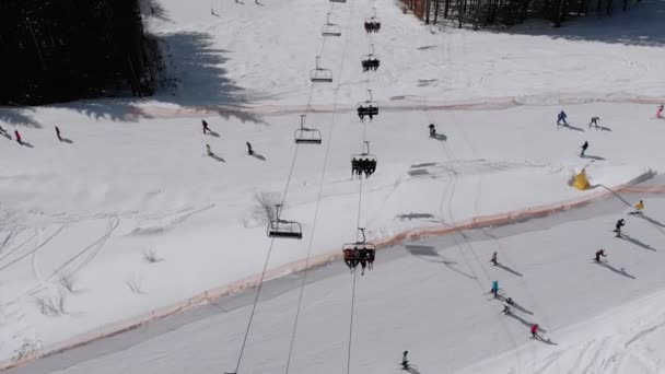 Vue Aérienne Des Pistes De Ski Avec Des Skieurs Descendent Sous Les Remontées mécaniques Sur La Station De Ski — Video