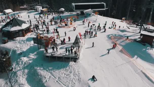 Aerial view Crowd of Skiers Skiing on Peak Ski Slope near Ski Lifts. Ski Resort — стокове відео