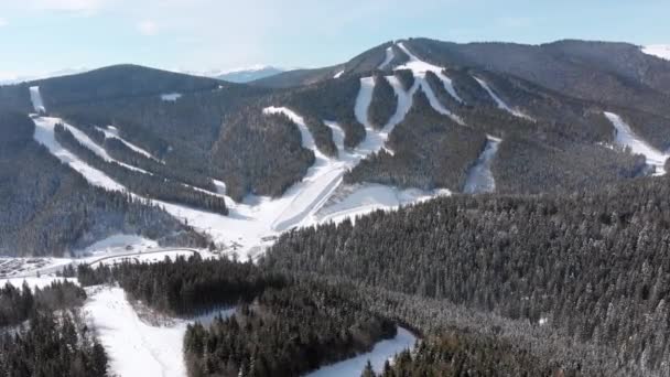 Pistes de ski aériennes avec skieurs et remontées mécaniques sur la station de ski. Forêt de montagne enneigée 
