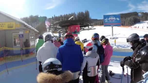 Pov på skara skidåkare och snowboardåkare Crowding nära passet till skidliften — Stockvideo
