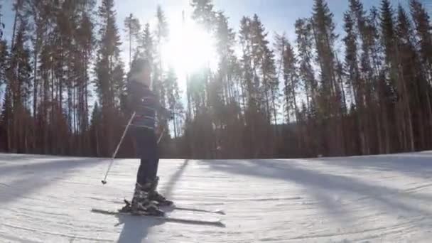 POV Débutant Fille sur les skis et les skieurs amateurs glisser vers le bas sur la piste de ski à la station de ski contre le soleil — Video