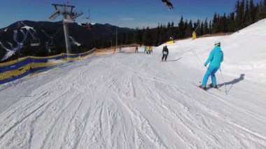 Birinci şahıs görünümü Kayakçılar ve Snowboardcular Kayak merkezindeki Kayak Yamacında Kayıyor