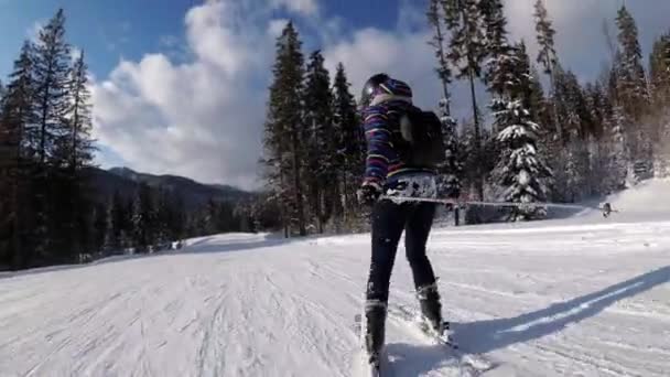 POV Beginner Girl em esquis e esqui amador Deslize para baixo na encosta de esqui no Ski Resort — Vídeo de Stock