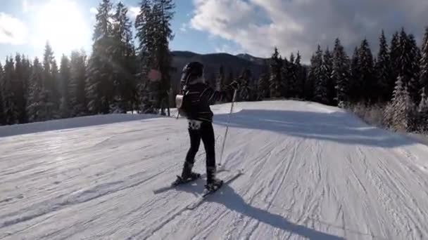 POV Beginner Girl em esquis e esqui amador Deslize para baixo na encosta de esqui no Ski Resort — Vídeo de Stock