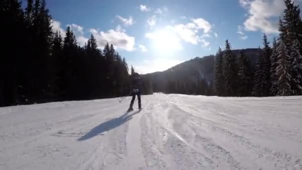 Pov Nybörjare Flicka på skidor och amatörskidåkare glider ner på skidbacken på skidorten — Stockvideo