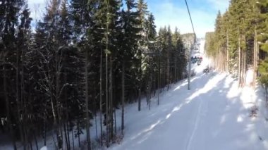 Kayak Sandalyesi Kaldırma 'dan Pov Cableway' de Çam Ormanı ve Kayakçılar Arasında Yükseliyor