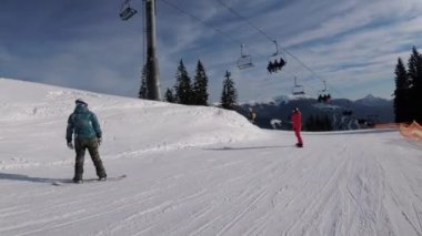 Birinci şahıs görünümü Kayakçılar ve Snowboardcular Kayak merkezindeki Kayak Yamacında Kayıyor