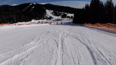 Kayakçıların ve snowboardcuların Kayak merkezindeki Kayak Yamacında Birinci Şahıs Görünümü