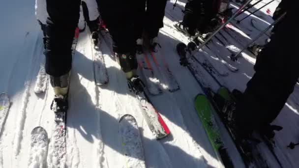 POV en multitud de esquiadores y snowboarders se aglomeran cerca del paso al telesilla — Vídeos de Stock