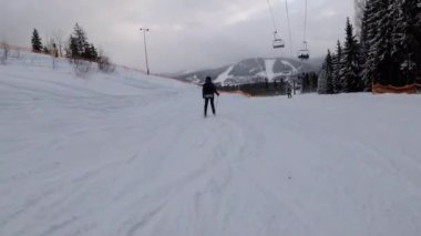 Kayakçıların ve snowboardcuların Kayak merkezindeki Kayak Yamacında Birinci Şahıs Görünümü