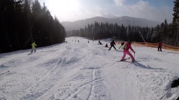 Förstapersonsvy på Amatörskidåkare och snowboardåkare glider ner på skidbacken på Ski Resort — Stockvideo