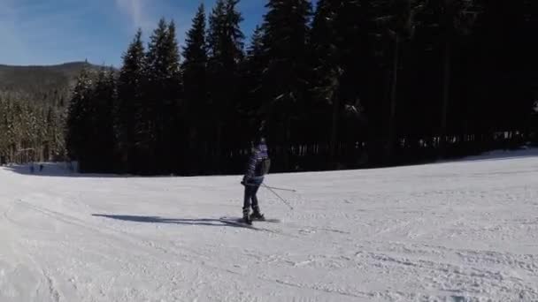 POV Chica principiante en esquís y esquiadores aficionados se deslizan por la pista de esquí en la estación de esquí — Vídeo de stock