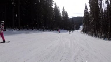 Kayakçıların ve snowboardcuların Kayak merkezindeki Kayak Yamacında Birinci Şahıs Görünümü