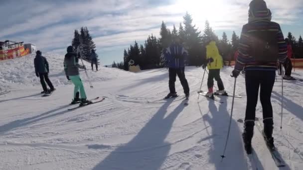 Ego-Blick auf Amateur-Skifahrer rutscht auf Skipiste im Skigebiet ab — Stockvideo