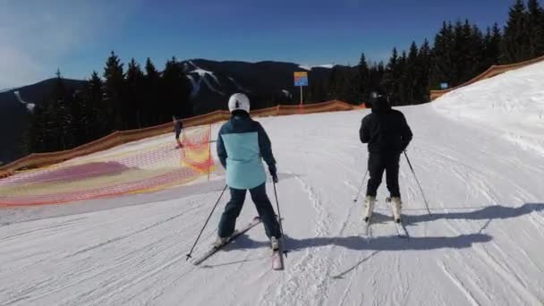 Просмотр от первого лица Лыжники и сноубордисты на горнолыжном курорте — стоковое видео