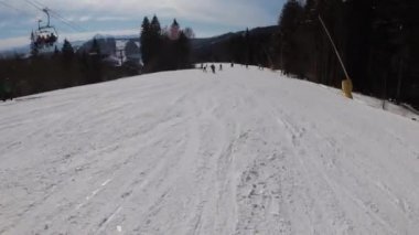 Kayakçıların ve snowboardcuların Kayak merkezindeki Kayak Yamacında Birinci Şahıs Görünümü
