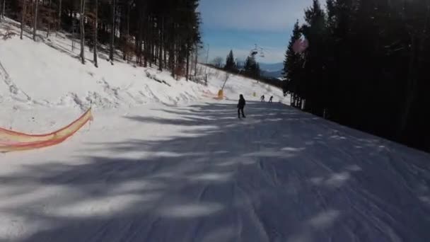 Вид от первого лица на горнолыжников и сноубордистов на горнолыжном курорте — стоковое видео