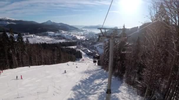 Pov από Ski Chair Lift να Snowy Ski Slope, σκιέρ Slide για Ski Slope.Ski Resort — Αρχείο Βίντεο