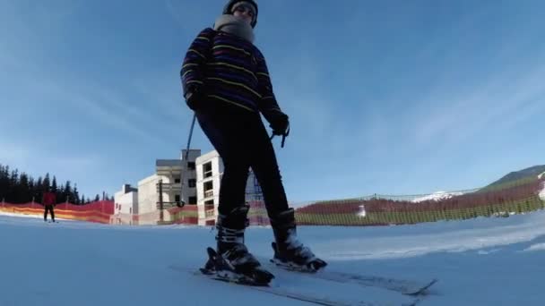 POV Débutant Fille sur les skis et les skieurs amateurs glissent vers le bas sur la piste de ski à la station de ski — Video