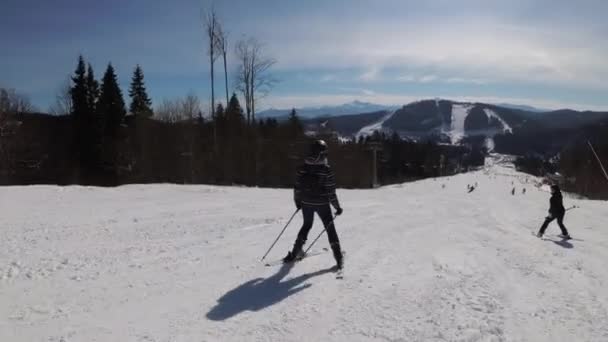 POV 스키를 타는 초심자와 아마추어 스키 선수가 스키 리조트 스키장에서 스키 슬로프를 타고 미끄러져 내려간다. — 비디오