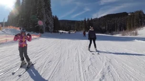 Ego-Blick auf Skifahrer und Snowboarder rutscht auf Skipiste im Skigebiet ab — Stockvideo