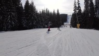 Kayakçıların ve snowboardcuların Kayak merkezindeki Kayak Yamacında Birinci Şahıs Görünümü