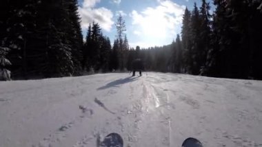 Kayak takımındaki Pov Acemi Kız ve Amatör Kayakçılar Kayak merkezindeki Kayak Yamacında Kayıyor