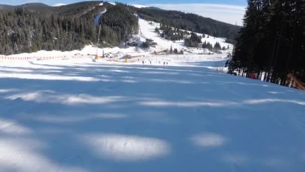 Вид от первого лица на горнолыжников и сноубордистов на горнолыжном курорте — стоковое видео