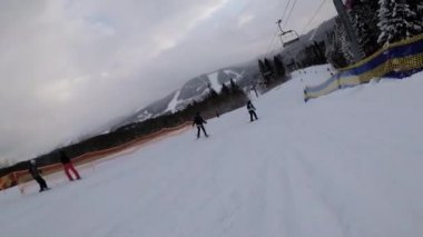 Kayakçıların ve snowboardcuların Kayak merkezindeki Kayak Yamacında Birinci Şahıs Görünümü