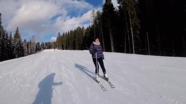 POV Beginner Girl em esquis e esqui amador Deslize para baixo na encosta de esqui no Ski Resort — Vídeo de Stock