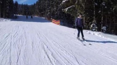 Kayak takımındaki Pov Acemi Kız ve Amatör Kayakçılar Kayak merkezindeki Kayak Yamacında Kayıyor