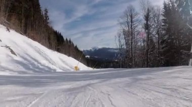 Birinci şahıs görünümü Kayakçılar ve Snowboardcular Kayak merkezindeki Kayak Yamacında Kayıyor