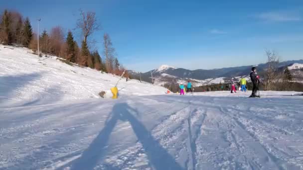 Pov downhill skiën op de skipiste bij een skigebied. Mensen skiën op een piste — Stockvideo
