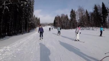 Kayakçıların ve snowboardcuların Kayak merkezindeki Kayak Yamacında Birinci Şahıs Görünümü