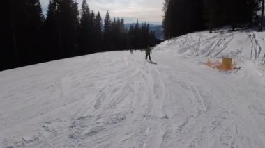 Kayak merkezindeki Kayak Yamacında aşağı kay. Kayakçılar ve Snowboardcular hakkında Pov görünümü