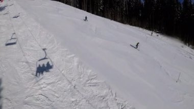 Kayak Sandalyesi Kaldırma 'dan Kar Kayağı Yamacına, Kayakçılar Kayak Yamacına Kayıyor