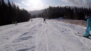 Amatör Kayakçılar ve Snowboardcular Kayak Tatil Köyü 'nde Kayak Yamacında Kayıyor