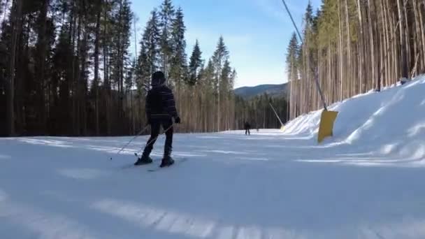 POV Beginner Girl em esquis e esqui amador Deslize para baixo na encosta de esqui no Ski Resort — Vídeo de Stock