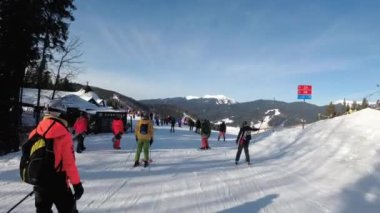 Kayakçılar ve Snowboardcular Kayak merkezinde Kayak Yamacında Birinci Şahıs Görünümü