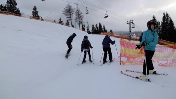 Widok pierwszej osoby na narciarzy amatorów zjazd w dół na stoku narciarskim w ośrodku narciarskim — Wideo stockowe