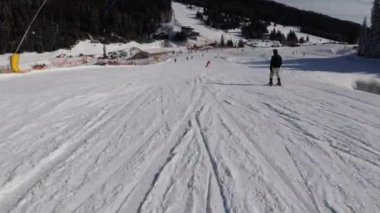Kayakçıların ve snowboardcuların Kayak merkezindeki Kayak Yamacında Birinci Şahıs Görünümü