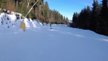 Kayak merkezindeki Kayak Yamacında aşağı kay. Kayakçılar ve Snowboardcular hakkında Pov görünümü
