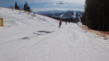 Kayakçıların ve snowboardcuların Kayak merkezindeki Kayak Yamacında Birinci Şahıs Görünümü