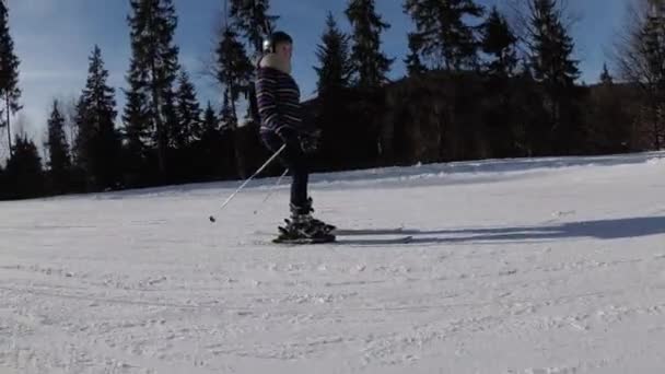 POV Chica principiante en esquís y esquiadores aficionados se deslizan por la pista de esquí en la estación de esquí — Vídeos de Stock