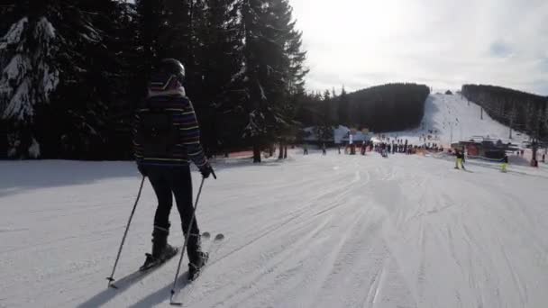 Pov Beginner Girl auf Skiern und Amateur-Skifahrer rutschen auf Skipiste im Skigebiet ab — Stockvideo