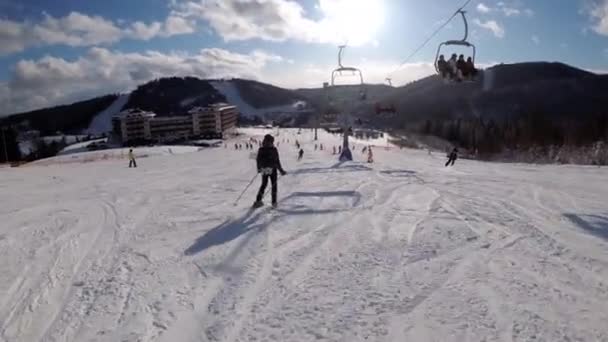 Vista in prima persona su sciatori amatoriali scivolare giù sulla pista da sci presso la stazione sciistica — Video Stock