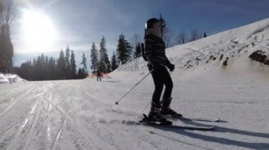 Pov Acemi Kız Kayak ve Amatör Kayakçılar Kayak Yamacında Güneşe Karşı Kayak Tatil Yapıyor