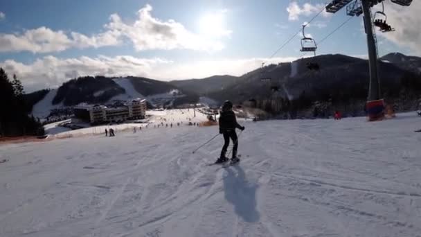 Ego-Blick auf Amateur-Skifahrer rutscht auf Skipiste im Skigebiet ab — Stockvideo