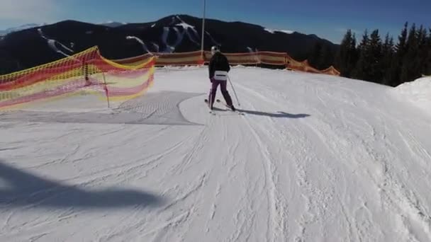 First-person view Skiërs en snowboarders glijden naar beneden op de skipiste bij skigebied — Stockvideo